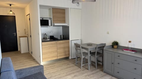 Seating area, Dining area, microwave, stove