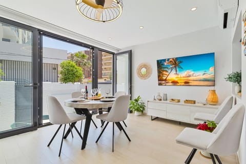 TV and multimedia, Living room, Seating area, Dining area