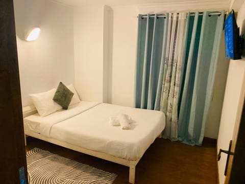Bed, TV and multimedia, Photo of the whole room, Bedroom, towels