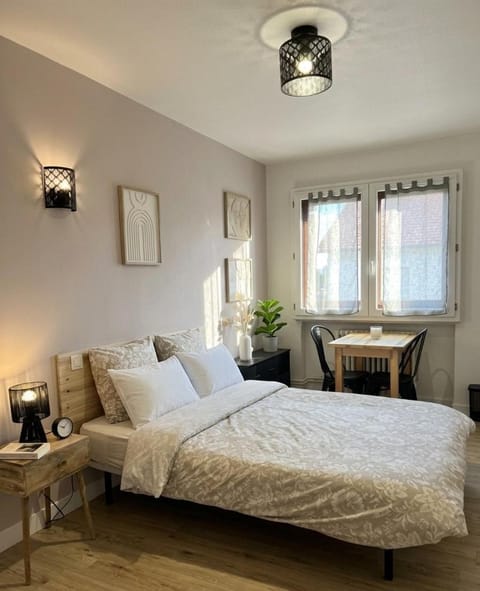 Bed, Living room, Photo of the whole room, Dining area, Bedroom