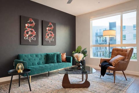 TV and multimedia, Living room, Decorative detail, Seating area, Evening entertainment