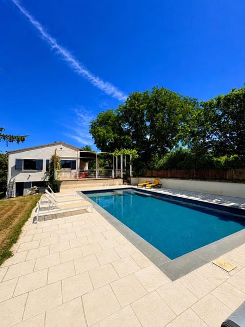 Property building, Day, Pool view, Swimming pool, sunbed