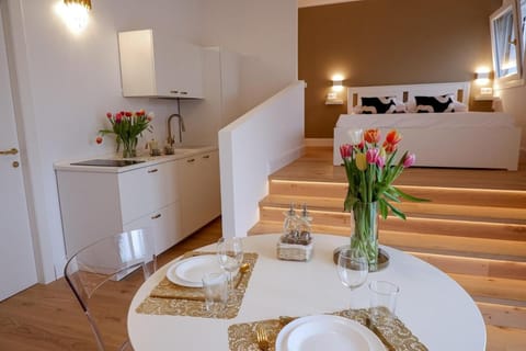 Kitchen or kitchenette, Dining area