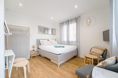 Bed, TV and multimedia, Photo of the whole room, Bedroom