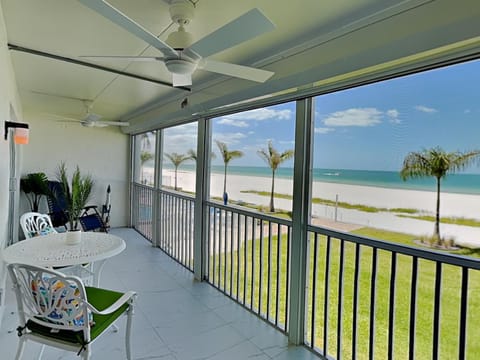 Balcony/Terrace, Seating area, Dining area, Beach, Sea view
