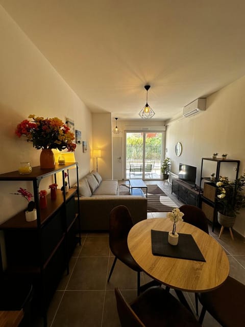 Bed, Kitchen or kitchenette, Living room, Seating area, Dining area