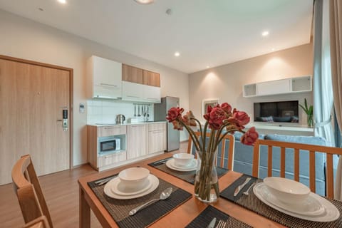 Kitchen or kitchenette, Dining area