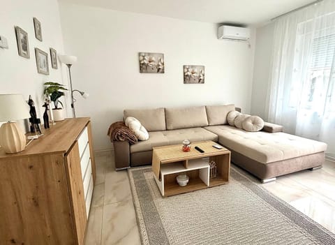 Bed, Living room, Photo of the whole room, Seating area