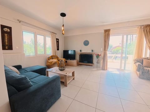 TV and multimedia, Living room, Seating area, Evening entertainment