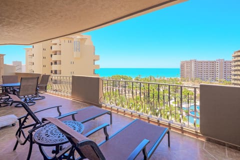 View (from property/room), Balcony/Terrace, Sea view, sunbed
