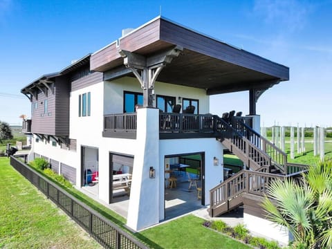 Property building, Patio, Spring, Day, Garden, View (from property/room), Balcony/Terrace, Garden view