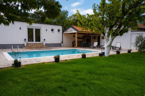 Property building, Garden, Pool view, Swimming pool