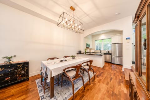 Kitchen or kitchenette, Dining area, minibar, stove