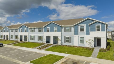 Property building, Day, Neighbourhood, Parking