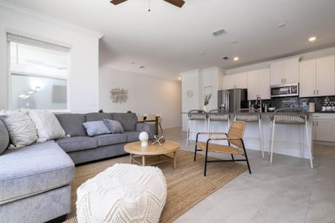 Kitchen or kitchenette, Living room, Seating area, Dining area, dishwasher, minibar, oven, stove