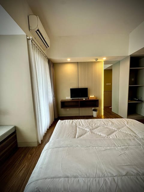Bed, TV and multimedia, Bedroom, wardrobe, air conditioner