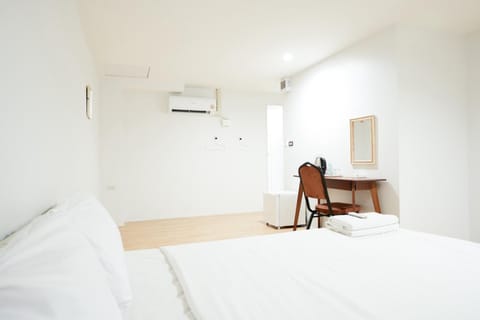 Bed, Photo of the whole room, Bedroom, air conditioner
