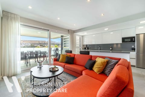 Kitchen or kitchenette, Living room, Seating area