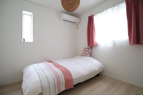 Bed, Bedroom, air conditioner