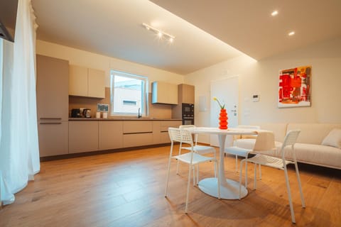 TV and multimedia, Coffee/tea facilities, Decorative detail, Breakfast, Lunch, Dinner, dishwasher, internet, internet, microwave, oven, kitchen, kitchen
