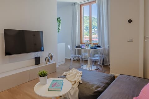 Communal lounge/ TV room, TV and multimedia, Living room, Seating area, Dining area, internet, air conditioner