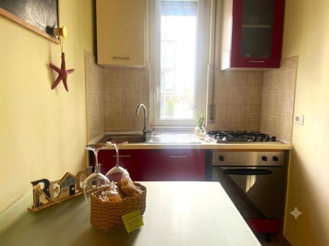 Kitchen or kitchenette, Dining area, stove