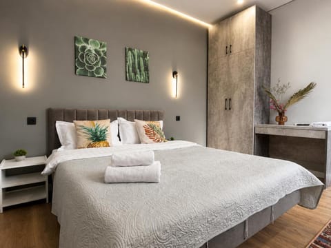Bed, Photo of the whole room, Bedroom, towels