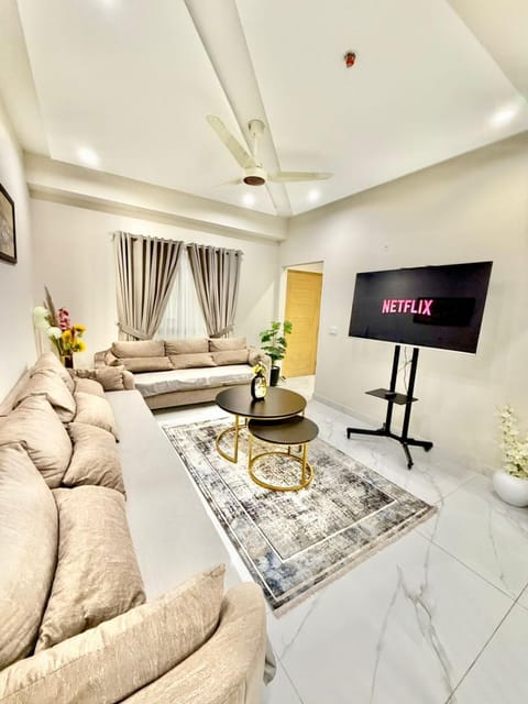 Communal lounge/ TV room, TV and multimedia, Living room, Seating area, Evening entertainment