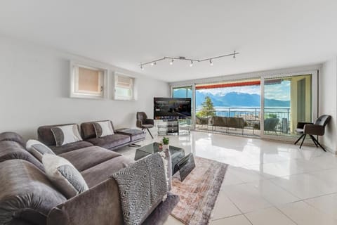 Communal lounge/ TV room, TV and multimedia, Living room, Seating area