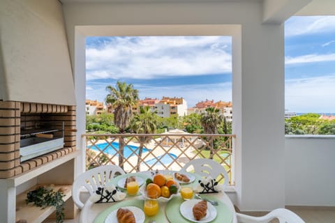 View (from property/room), Balcony/Terrace, Dining area, Pool view, sunbed