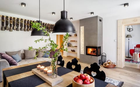 Day, Living room, Decorative detail, Seating area, Dining area, On site, Area and facilities