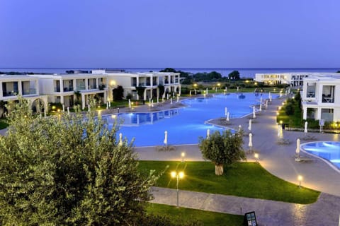 Property building, Garden, Garden view, Pool view, Swimming pool, Swimming pool, sunbed