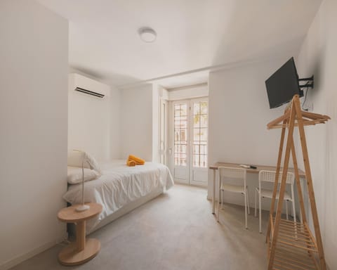 Communal lounge/ TV room, TV and multimedia, Photo of the whole room, Seating area, Bedroom