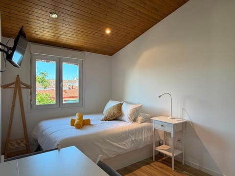Bed, TV and multimedia, Photo of the whole room, Bedroom, towels