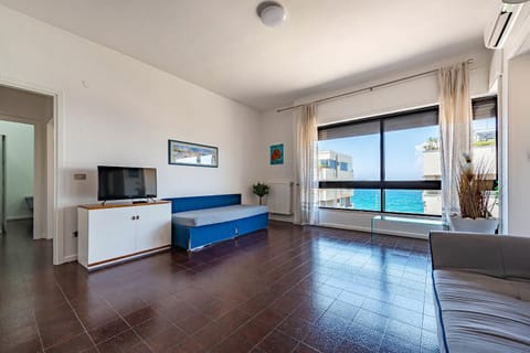 Communal lounge/ TV room, Bed, TV and multimedia, Living room, Seating area, Evening entertainment