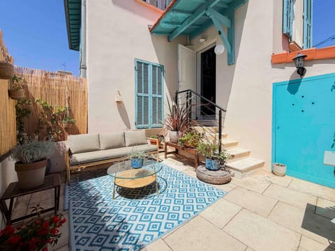 Property building, Day, Balcony/Terrace
