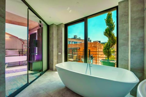 Bed, Natural landscape, Hot Tub, Bathroom, Photo of the whole room, Bedroom, Pool view, Swimming pool, Bath