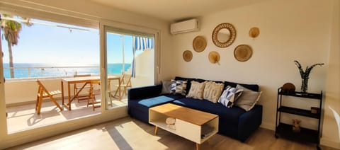 View (from property/room), Living room, Sea view, air conditioner