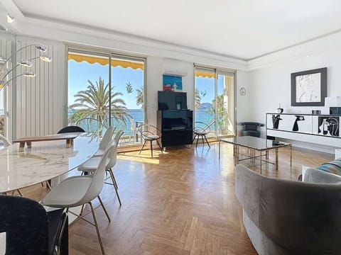 TV and multimedia, Living room, Seating area, Dining area, Evening entertainment
