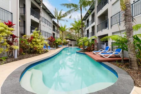 Property building, Swimming pool, sunbed