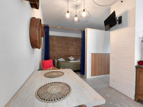 Bed, TV and multimedia, Photo of the whole room