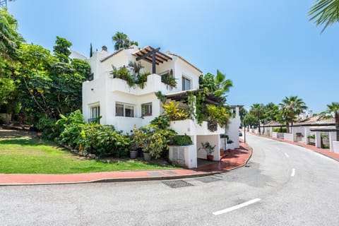 Neighbourhood, Street view, Location