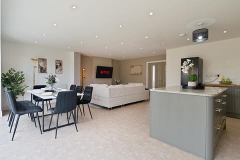 TV and multimedia, Kitchen or kitchenette, Living room, Seating area, Dining area, minibar, oven