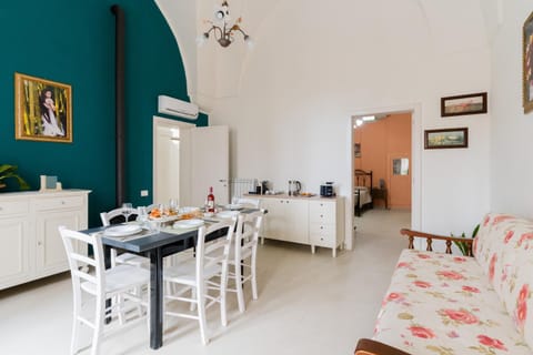 Living room, Photo of the whole room, Seating area, air conditioner