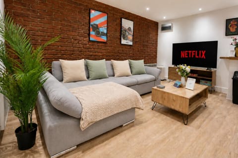 Property building, Bed, TV and multimedia, Living room, Photo of the whole room, Decorative detail, Seating area, flat iron, heating, internet, storage