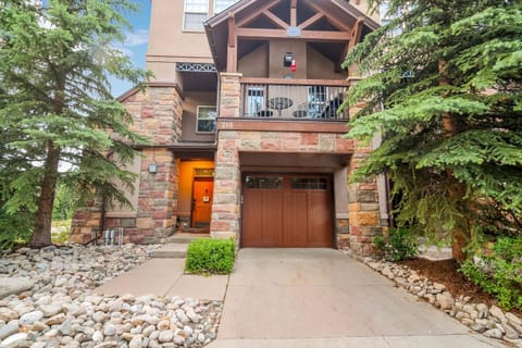 Property building, Facade/entrance, Day, Natural landscape, Summer, Garden, Balcony/Terrace, Parking