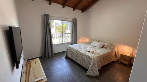 Bed, TV and multimedia, Photo of the whole room, Bedroom, towels