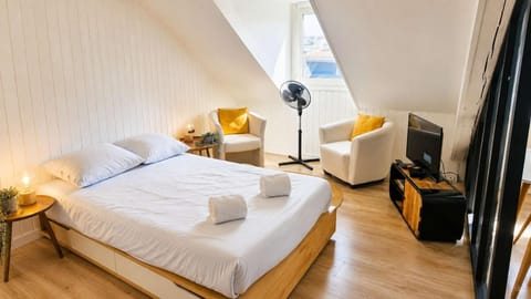 Bed, Photo of the whole room, Bedroom, towels