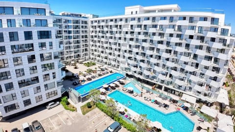 Property building, Day, Swimming pool, Location