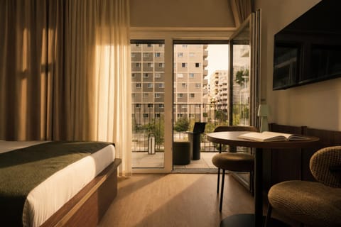 Bed, TV and multimedia, Living room, Seating area, Bedroom